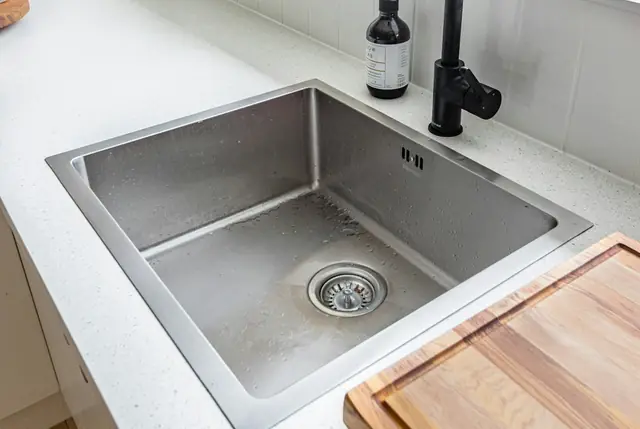 Illustratie bij verstopte wc of afvoer in waalwijk: zelf proberen of bellen?